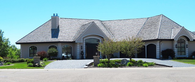 Bratr má veliký dům. 