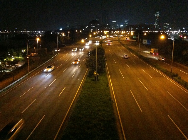 noční provoz na víceproudé silnici.jpg